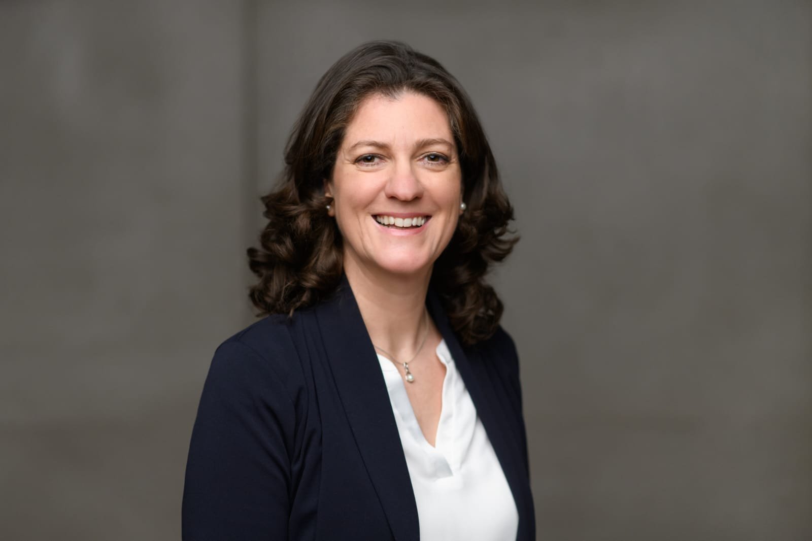 Daniela Heil, Heilpraktikerin für Psychotherapie, lächelt freundlich und sympathisch in die Kamera