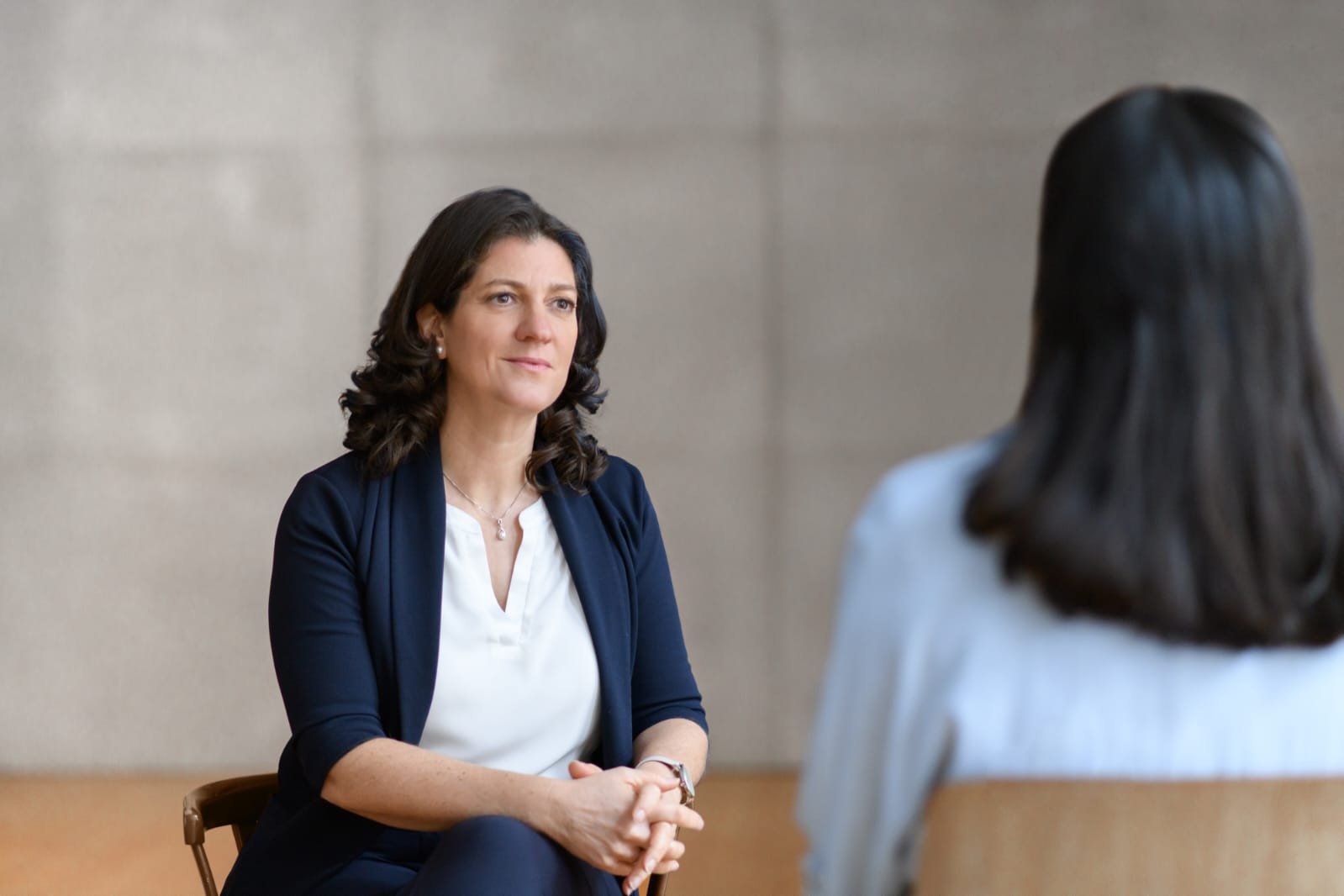 Daniela Heil hört in der Psychotherapie einer Frau empathisch zu.