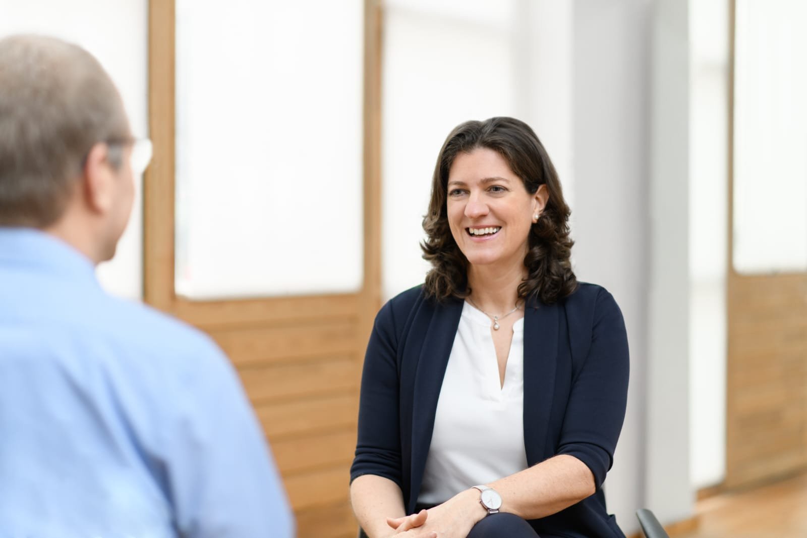 Daniela Heil im persönlichen Gespräch mit einem Klienten in der Praxis für Psychotherapie.