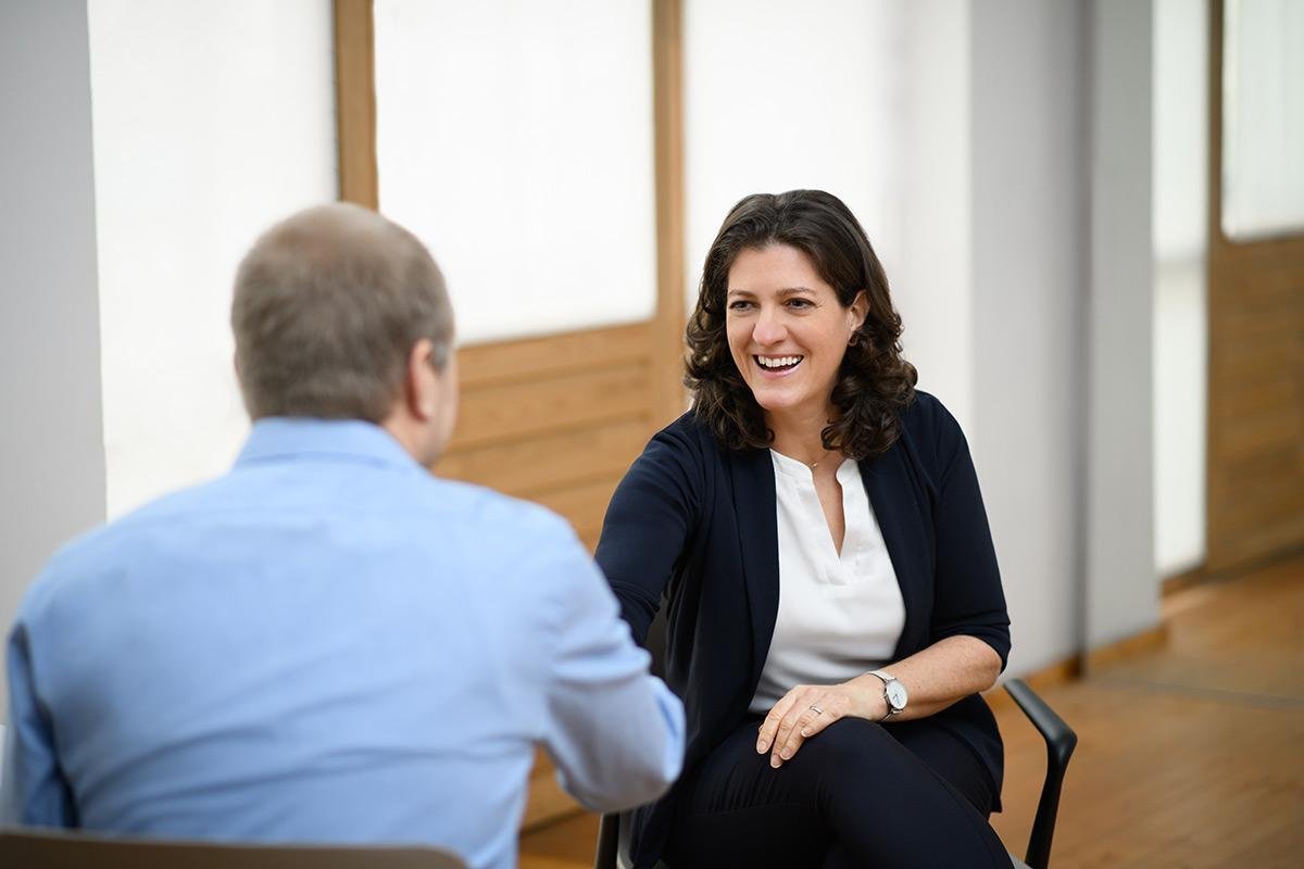 Daniela Heil begrüßt einen Patient mit Handschlag zum Erstgespräch in der Psychotherapie.